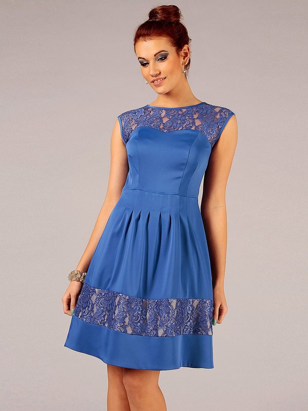 Fată într-o rochie de cocktail albastră cu accente de dantelă