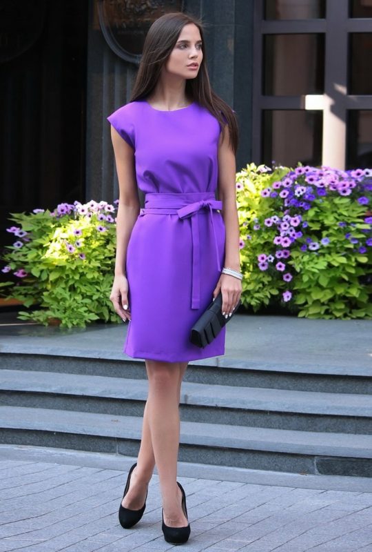Dívka v fialové koktejlové šaty s lukem