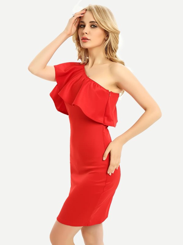 Mergina raudona suknele su vienu atviru pečiu
