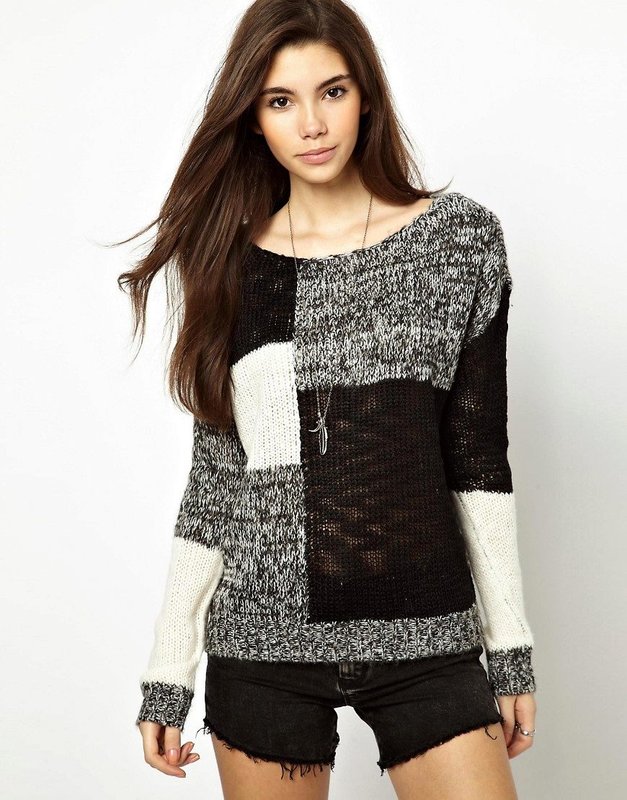 Lány egy patchwork stílusú pulóver