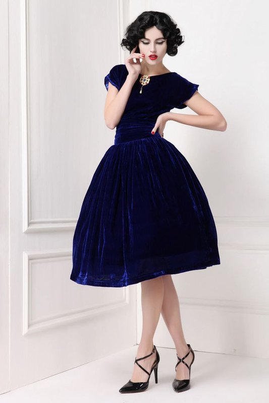 Mergina tamsiai mėlyno aksomo kokteilių suknelėje