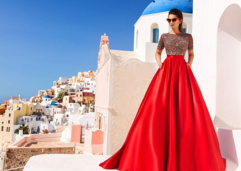 فستان أحمر مع جيوب