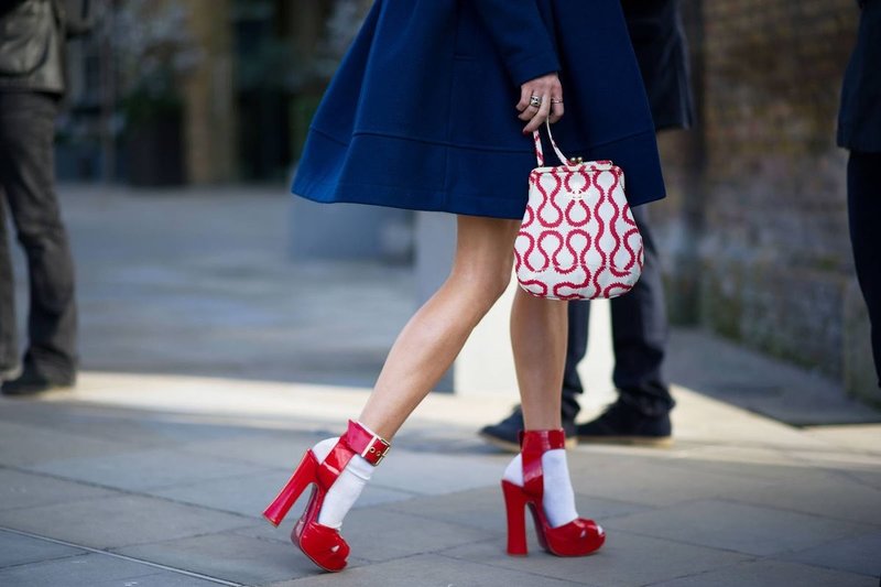 Raudoni batai su baltomis kojinėmis