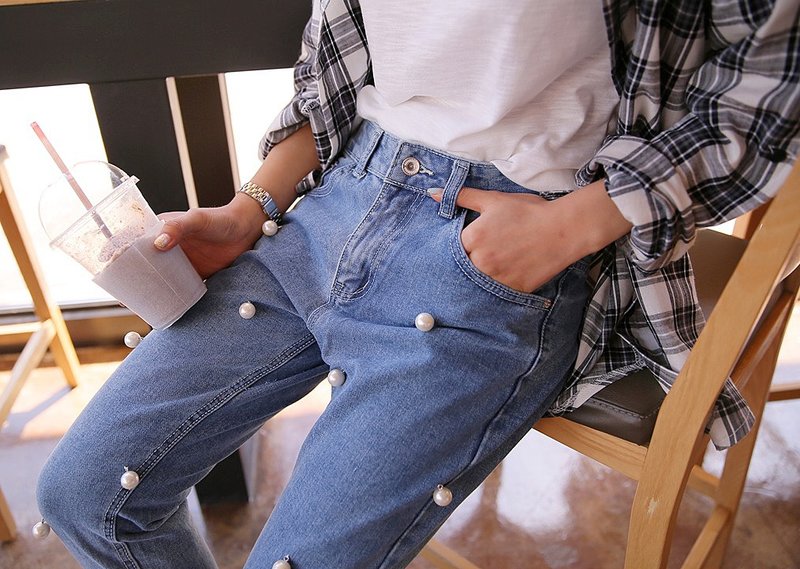 Stylové džíny s neobvyklým dekorem