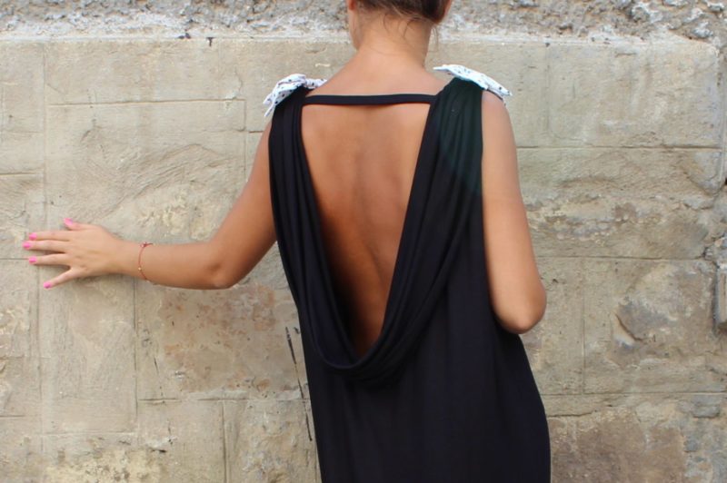 Grécke šaty s hlbokým výstrihom