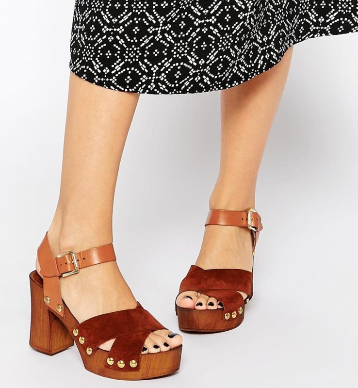 Jaren 70-stijl meisje in sandalen met stabiele hakken
