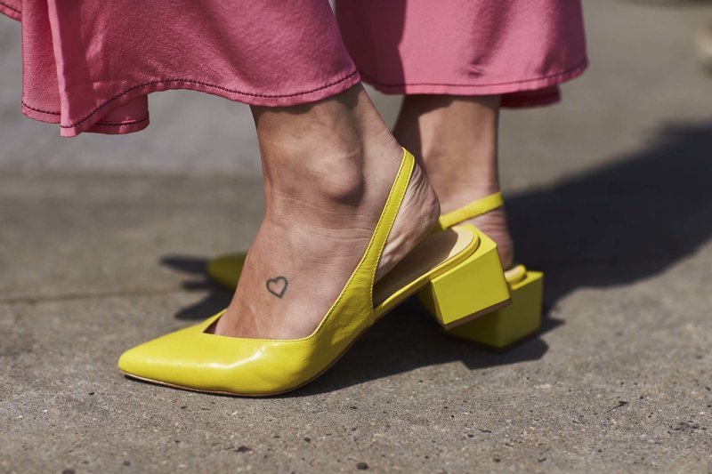 Жълти обувки с нисък ток