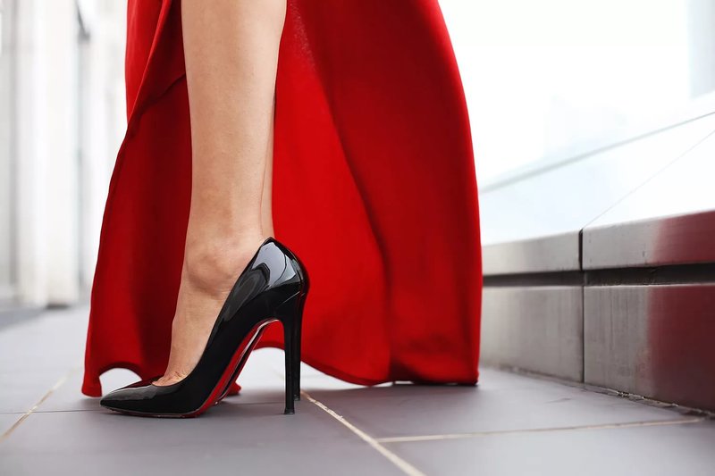 Черни обувки с червена подметка