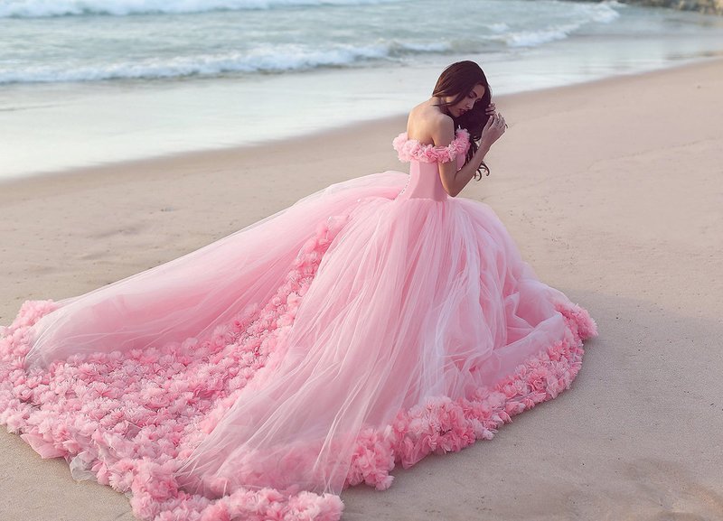Ryškiai rožinė vestuvinė suknelė