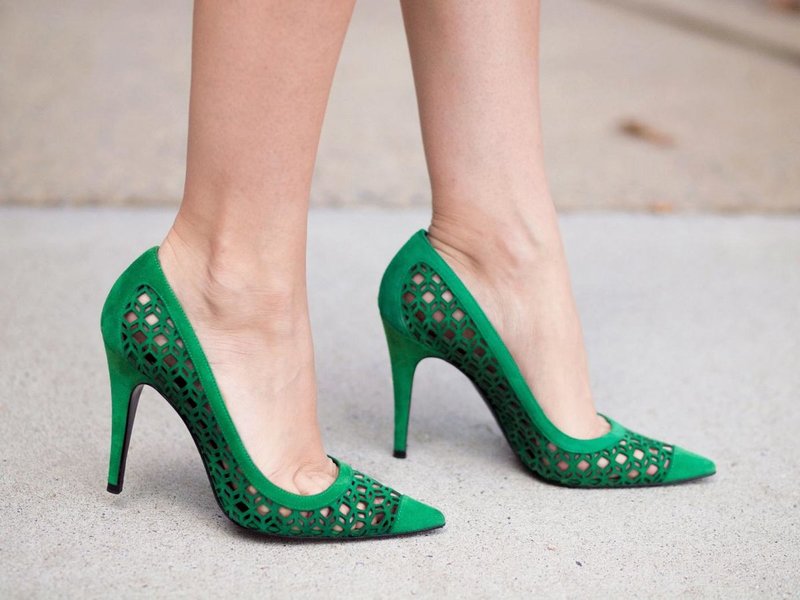 Smaragd lyukú cipő