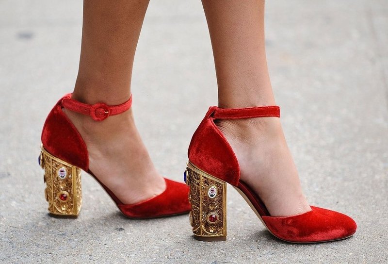 Piros cipő szíjjal és szokatlan sarokkal
