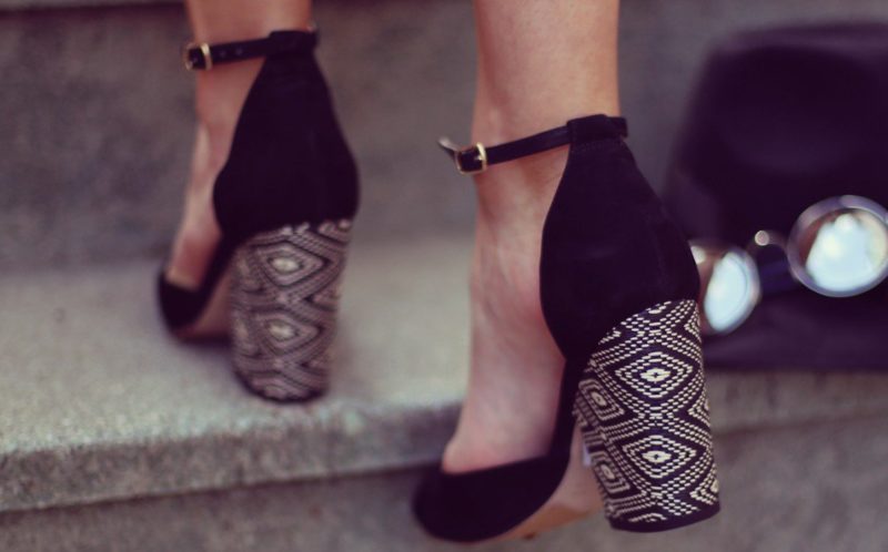Черни плетени обувки