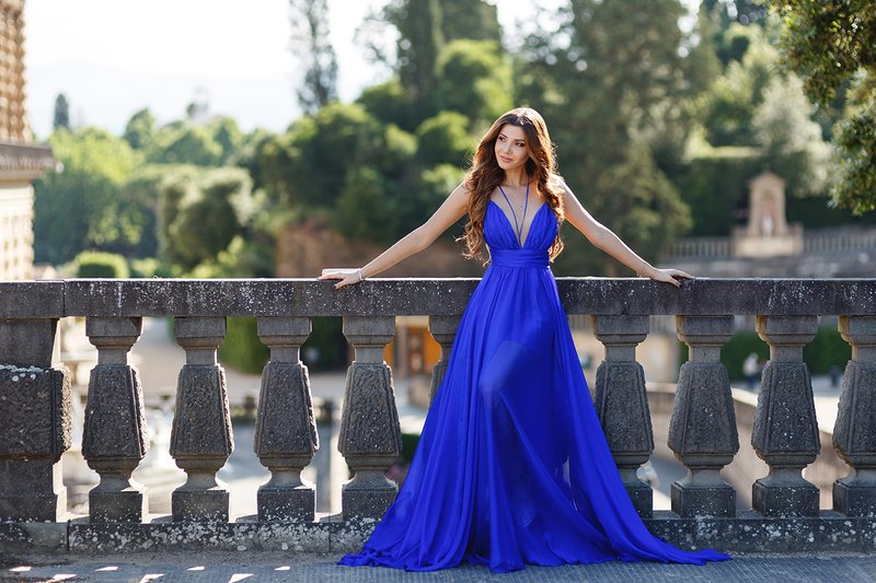Blauwe jurk met een diepe halslijn