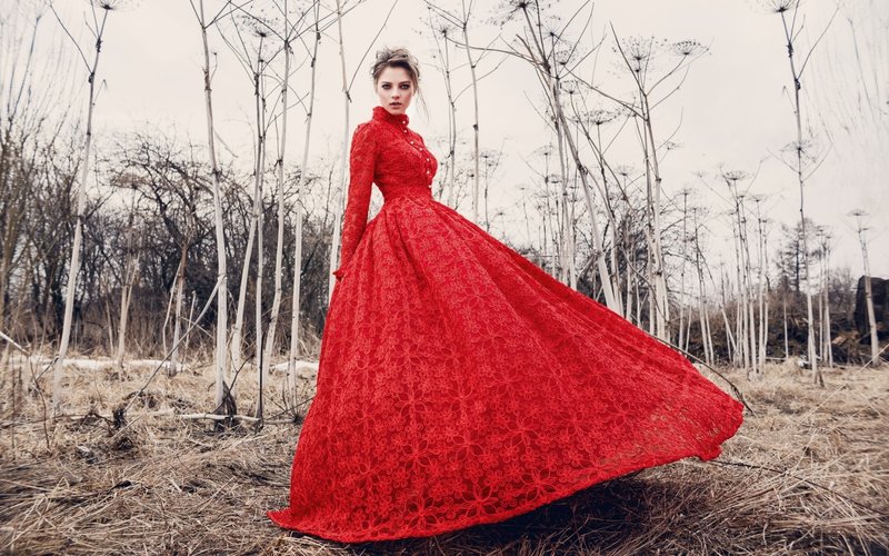 Raudona suknelė su pilnu sijonu