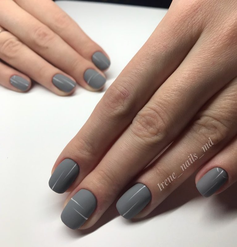 Grijze matte nagels met design