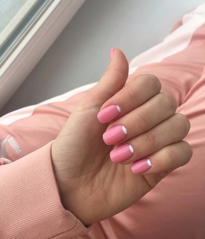 Roze manicure met witte gaten