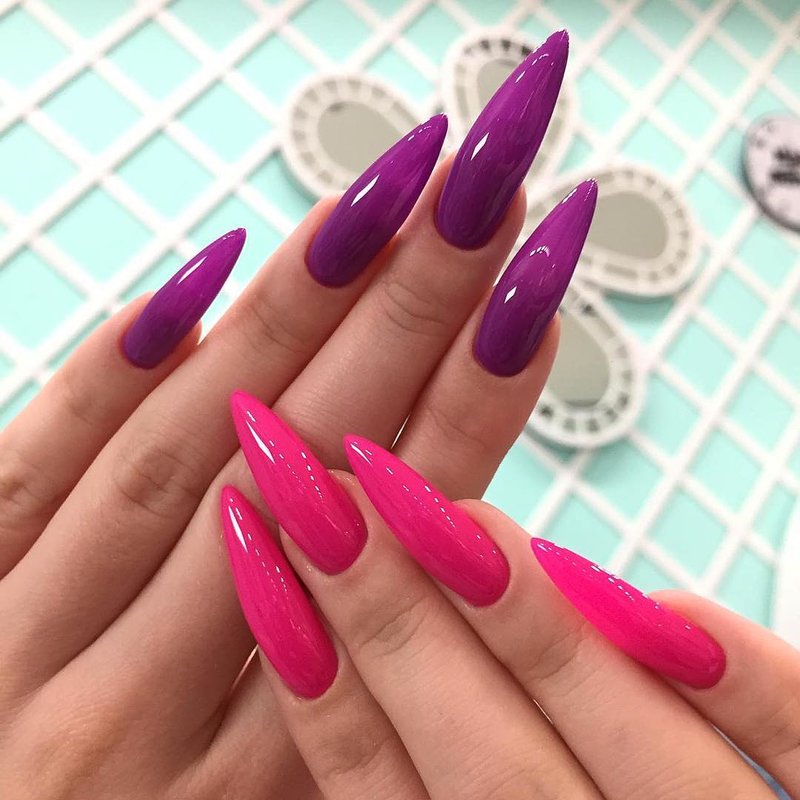 Lange roze nagels