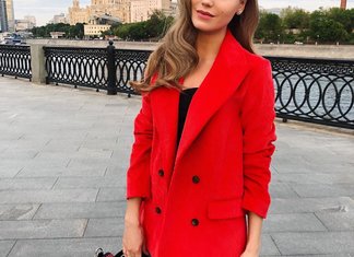 Christina Asmus piros kabátban