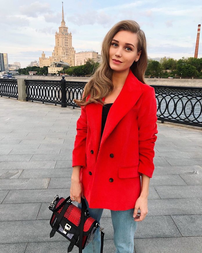 Christina Asmus en una chaqueta roja