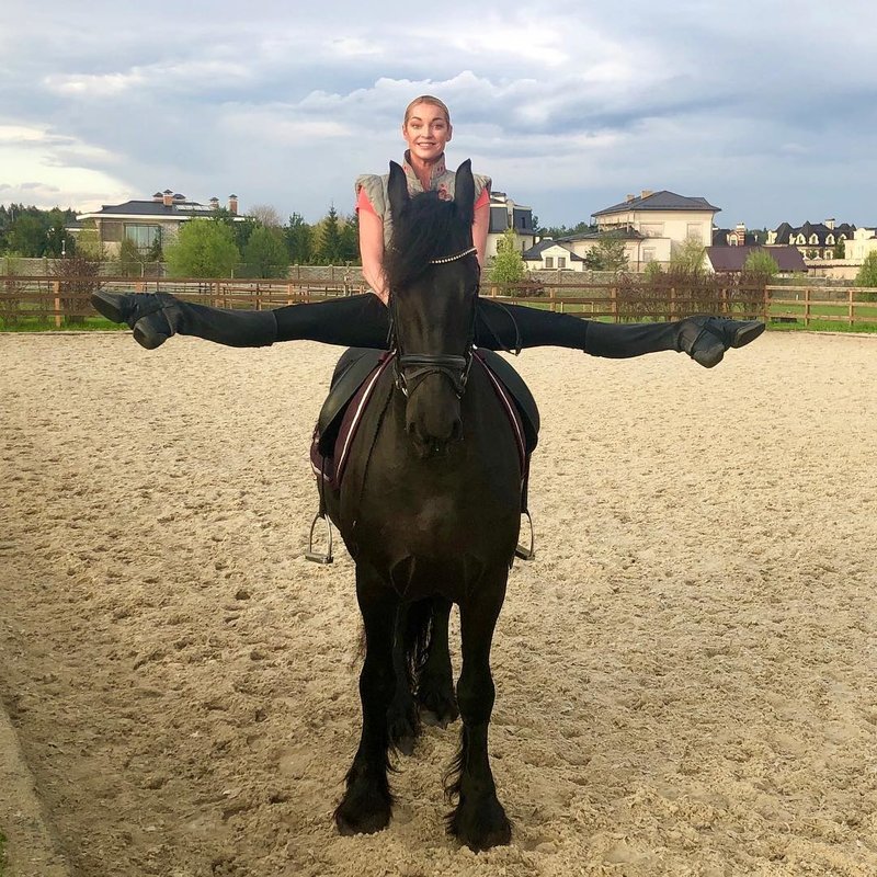 Anastasija Volochkova ant arklio