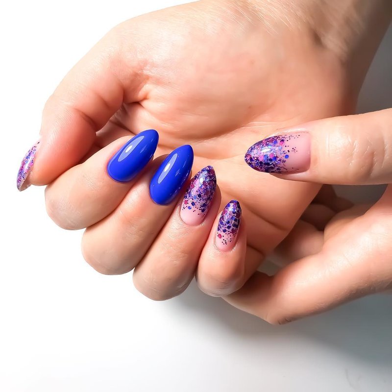 Spetter glitter blauwe manicure