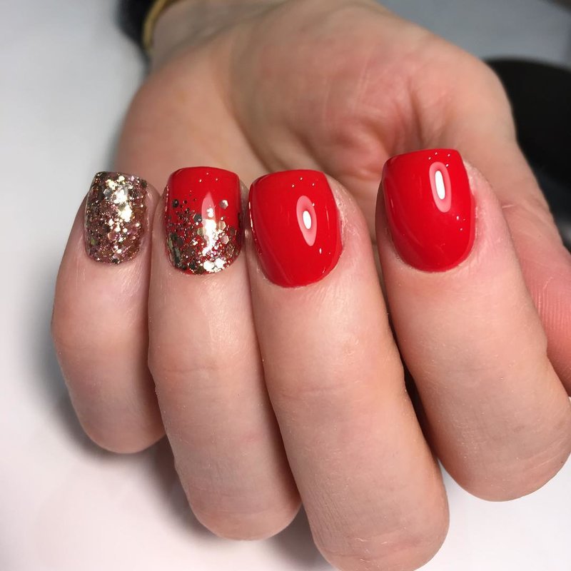 Verspreid glitter rode manicure