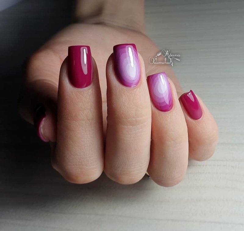 Fuchsia vierkante nagels met design