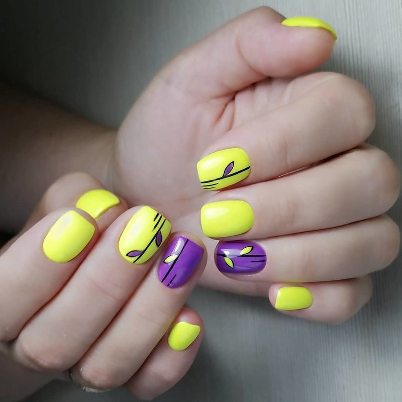 Gele en paarse manicure.