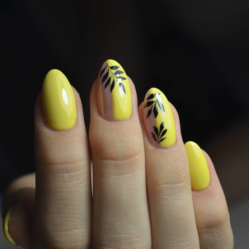 Tropisch ontwerp op gele manicure.