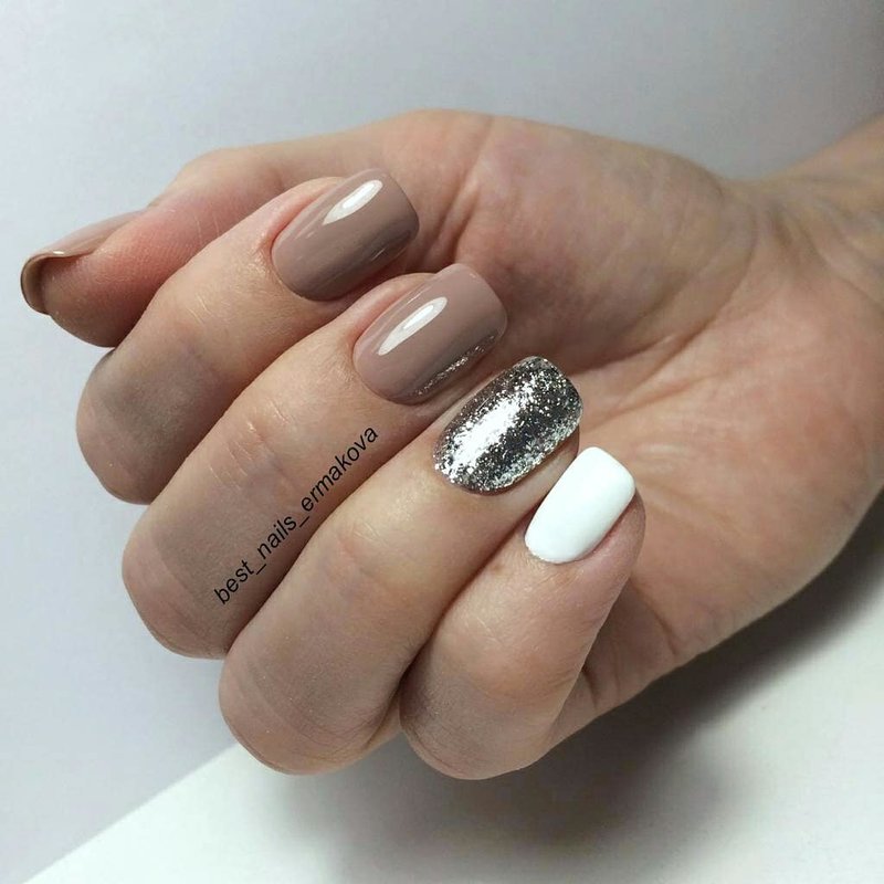 Glitter ringvinger manicure