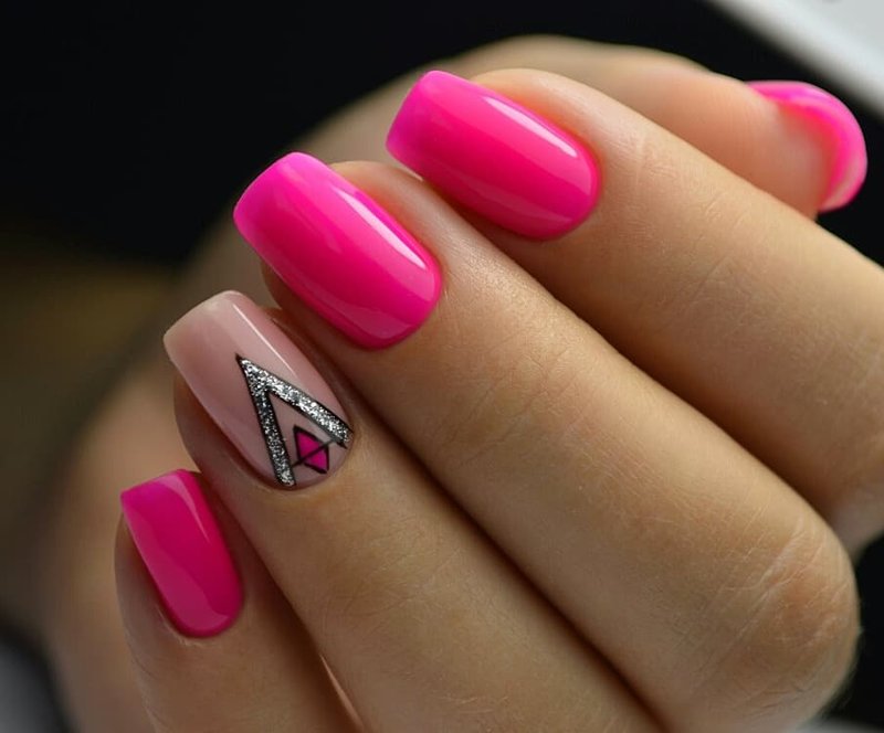 Neon roze manicure met design.