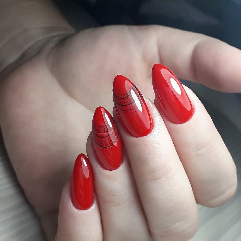 Rode manicure met gelspinlijn