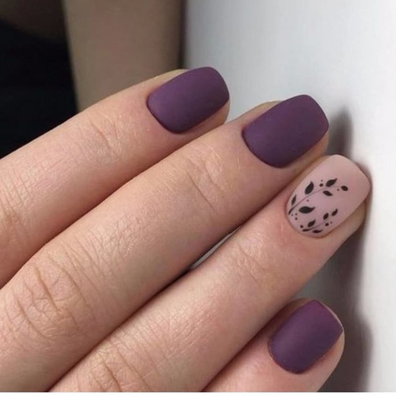 Matte paarse manicure