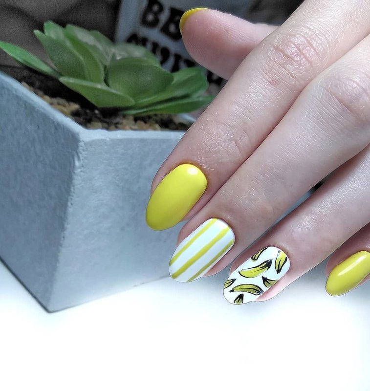 Gele manicure met bananen.