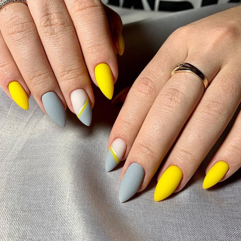 Grijs-gele matte manicure