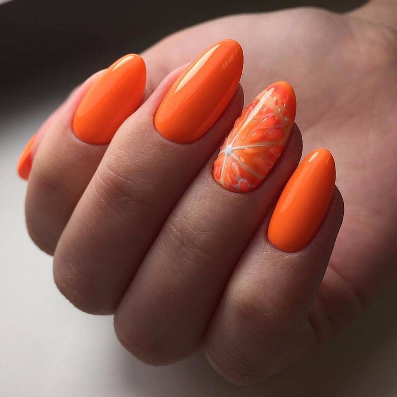 Oranje manicure met sinaasappel