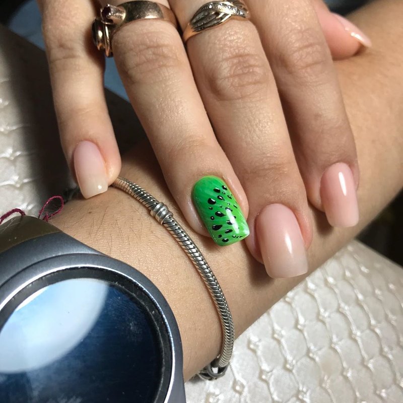 Kiwi op de nagels