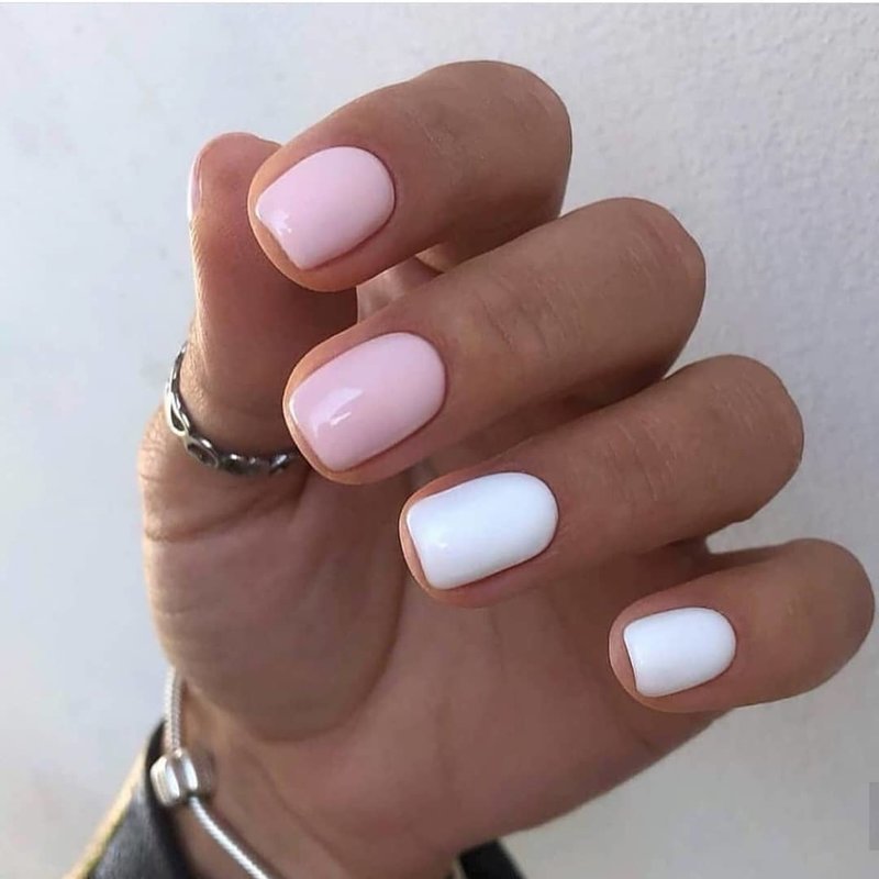 Witte en roze manicure