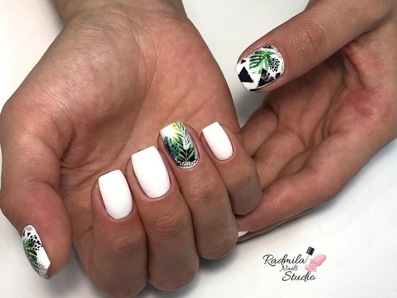 Witte manicure met een tropisch patroon