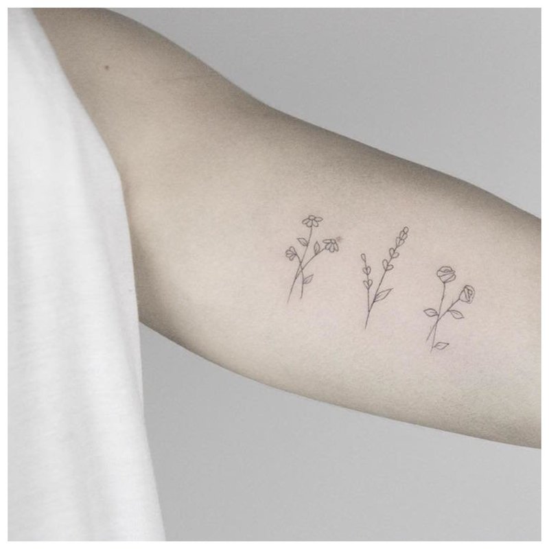 Wilde bloem tattoo