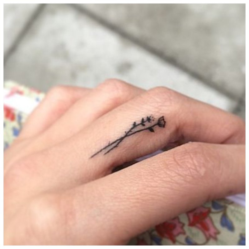 Kis ujj tetoválás