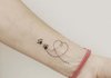 Mooie tatoeage op de arm van een meisje