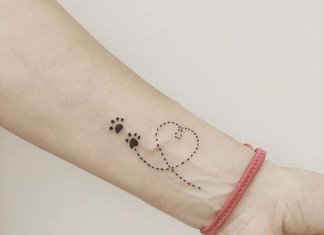 Krásné tetování na paži dívky