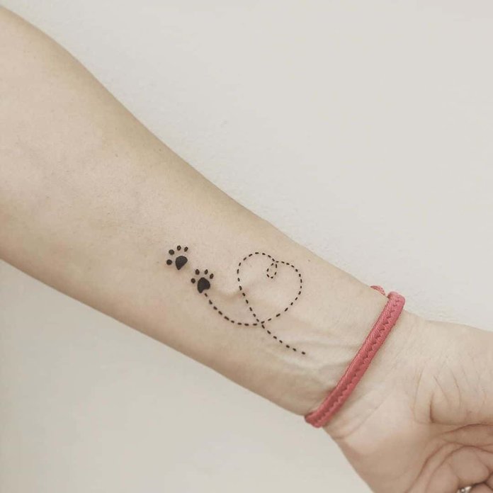 Mooie tatoeage op de arm van een meisje