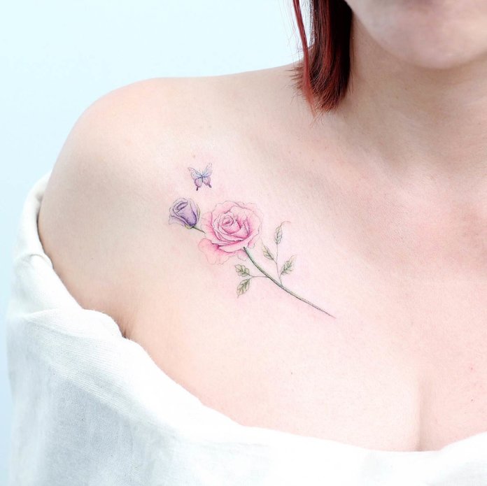 Mooie tatoeage op het sleutelbeen van een meisje