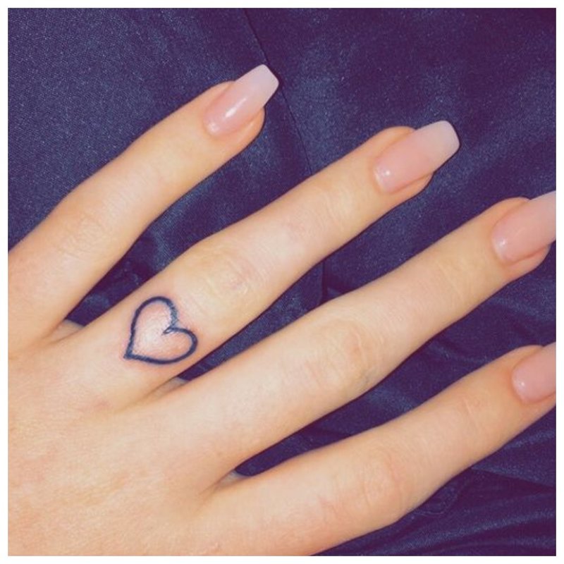Tatuaż serca palca