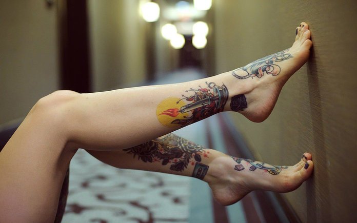 Moterų kojų tatuiruotės