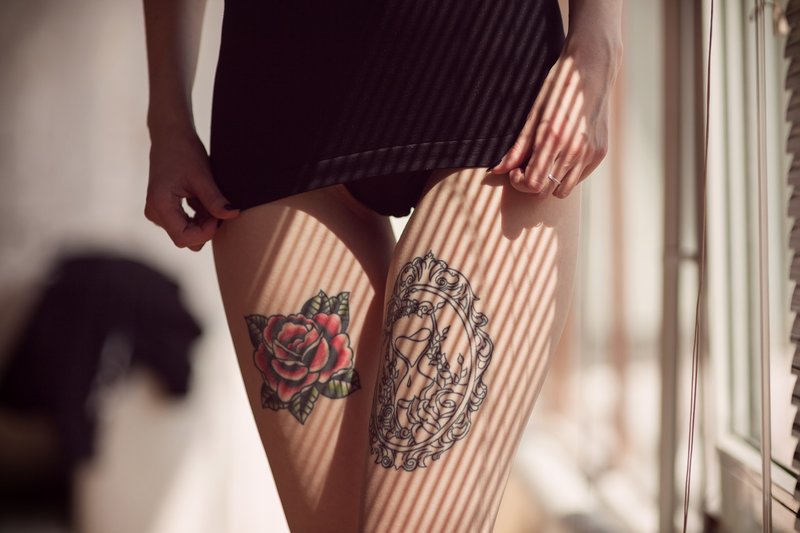 Tatuaż na biodrach na obu nogach