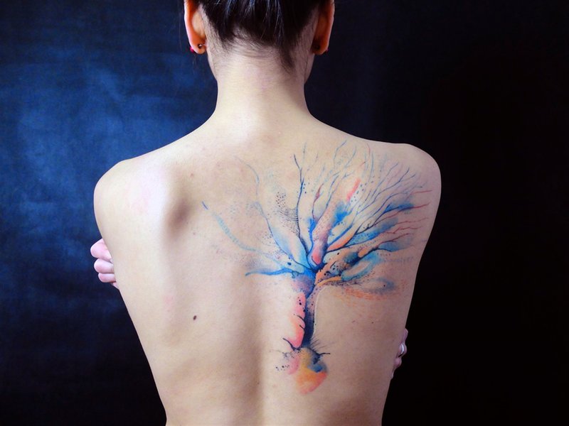 Aquarel tattoo boom op de rug