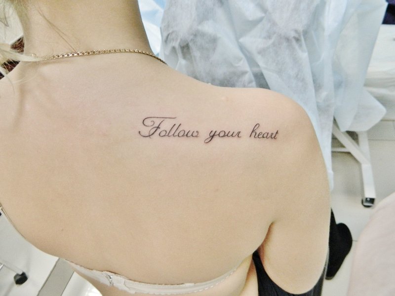 Tetování v angličtině na rameni